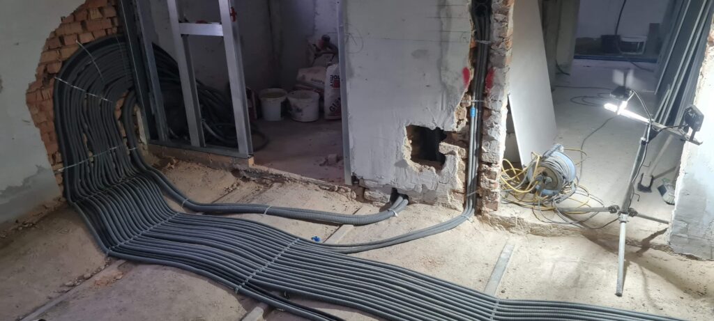 Elektroinstallation Rohre zuführung zum Verteiler über die Wand