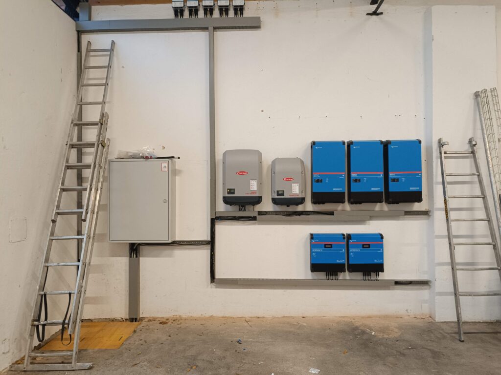 Photovoltaik Technik Notstrom Victron Multiplus II 15000, Fronius Symo Advanced, MPPT 450/200